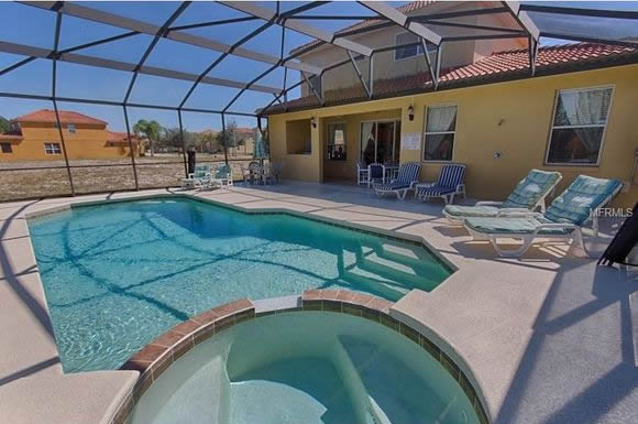 Mansão toda mobiliada com piscina em Orlando $439,000