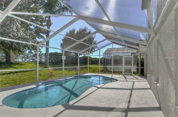 Casa reformada com piscina à 10 minutos da Disney em Davenport - Orlando $235,000