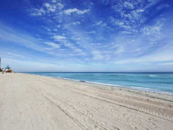 AApartamento em Frente a PRaia - Sunny Isles - Miami Beach - $499,000