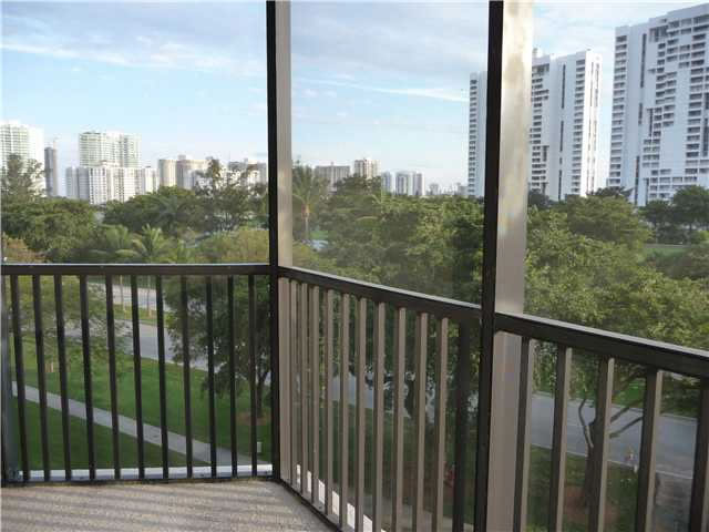 Apartamento em Frente ao Canal em Aventura $165,000