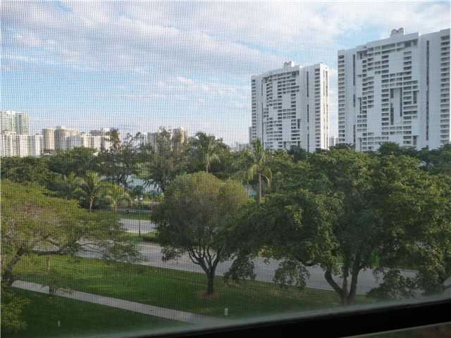 Apartamento em Frente ao Canal em Aventura $165,000