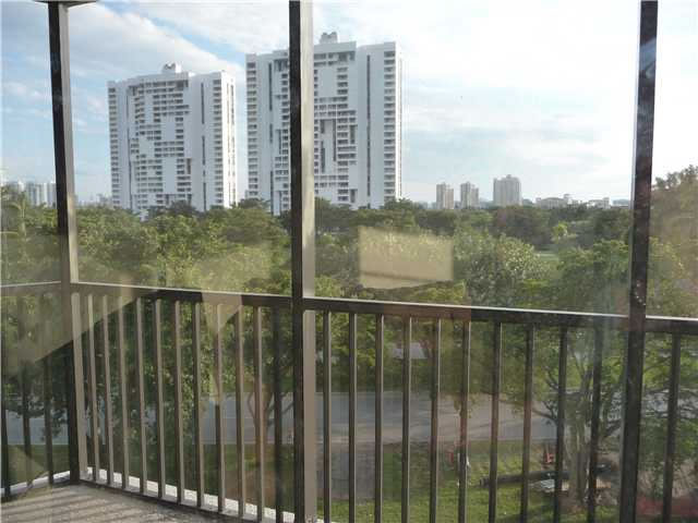 Apartamento em Frente ao Canal em Aventura $165,000