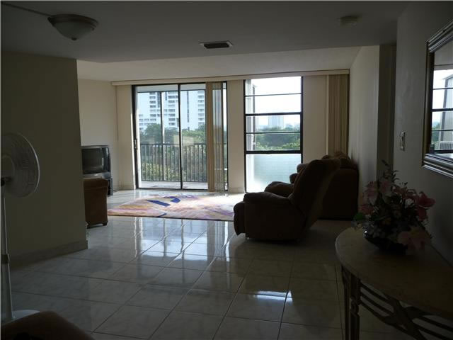 Apartamento em Frente ao Canal em Aventura $165,000