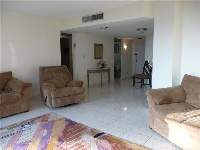 Apartamento em Frente ao Canal em Aventura $165,000