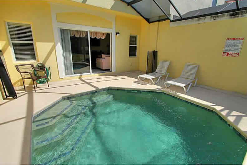 Townhouse em Condominio com Piscina Privada em Orlando $185,000