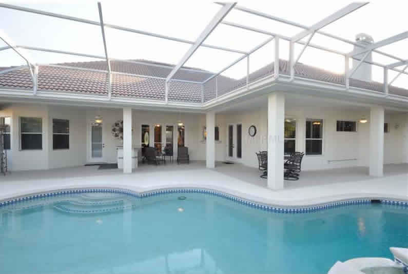 Casa de Luxo com Rampa de Acesso a Lago Privado $799,000