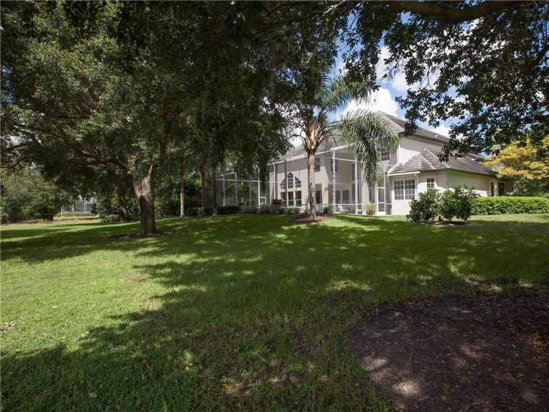 Casa com Acesso ao Lago Roberts em Condomínio com Quadra de Tênis em Orlando $799,000