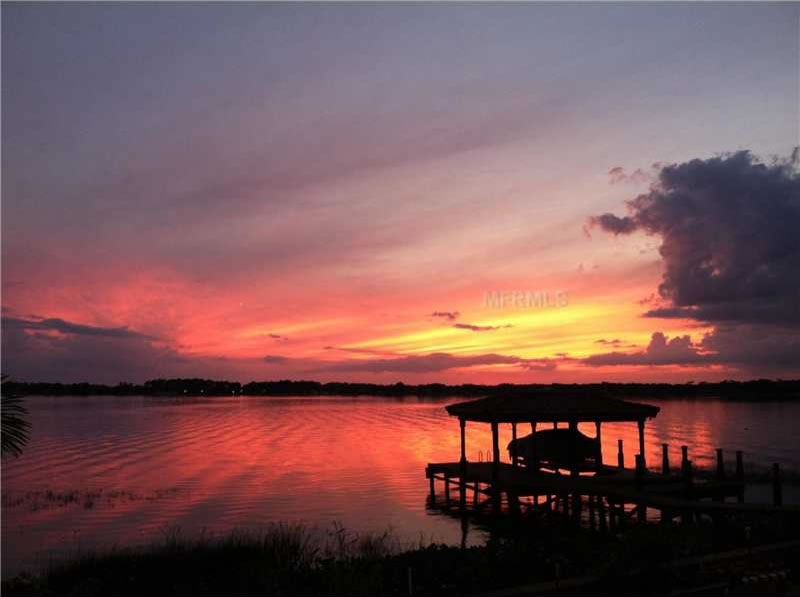 Casa Frente ao Lago e com Vista para os Fogos da Disney em Orlando $1,395,000