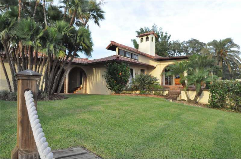 Casa Frente ao Lago e com Vista para os Fogos da Disney em Orlando $1,395,000