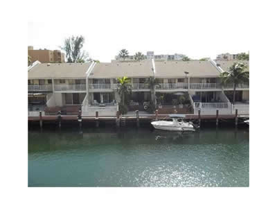 Apto em Miami com canal de barco no fundo $79,000