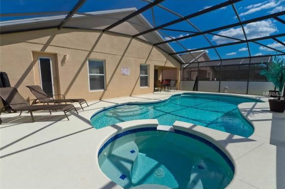 Casa de 4 quartos mobiliado com Piscina em Condominio - Orlando $217,500