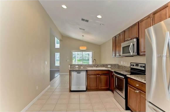 Casa reformada com piscina à 10 minutos da Disney em Davenport - Orlando $235,000