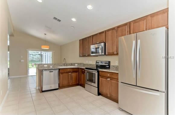 Casa reformada com piscina à 10 minutos da Disney em Davenport - Orlando $235,000