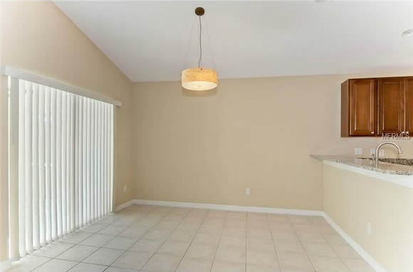 Casa reformada com piscina à 10 minutos da Disney em Davenport - Orlando $235,000