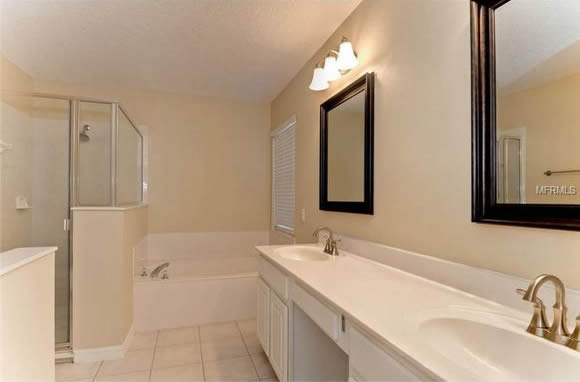 Casa reformada com piscina à 10 minutos da Disney em Davenport - Orlando $235,000