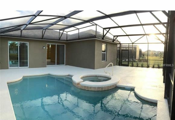 Casa de 1º locação em condomínio fechado para férias com piscina em Davenport - Orlando $345,990