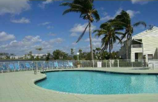 Apartamento com Piscina em Oakland Park $105,000