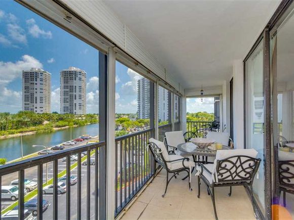 Apartamento em predio de luxo com visto do Intercoastal - Miami - $265,000