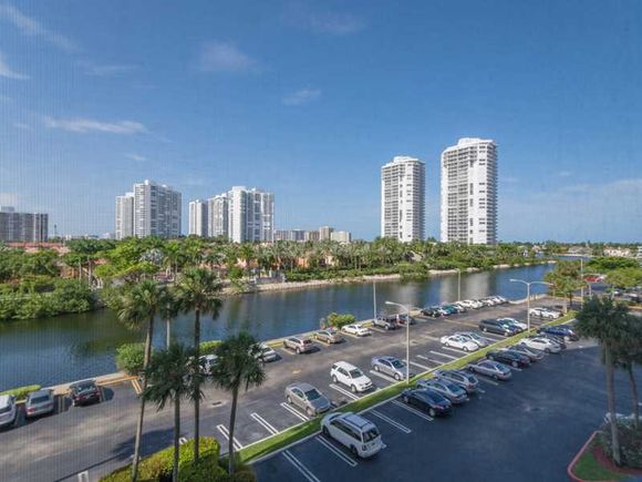 Apartamento em predio de luxo com visto do Intercoastal - Miami - $265,000