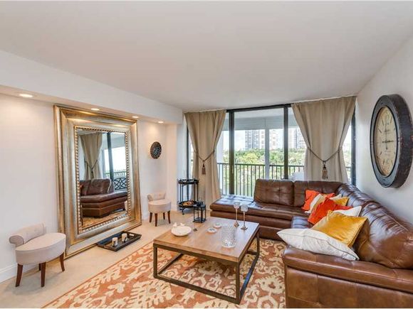 Apartamento em predio de luxo com visto do Intercoastal - Miami - $265,000