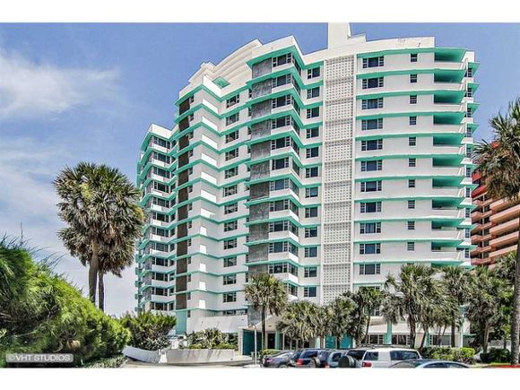 Apartamento em Frente a Praia - Collins Ave - Millionaires Row - Miami Beach - $499,000