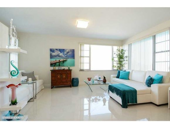 Apartamento em Frente a Praia - Collins Ave - Millionaires Row - Miami Beach - $499,000 