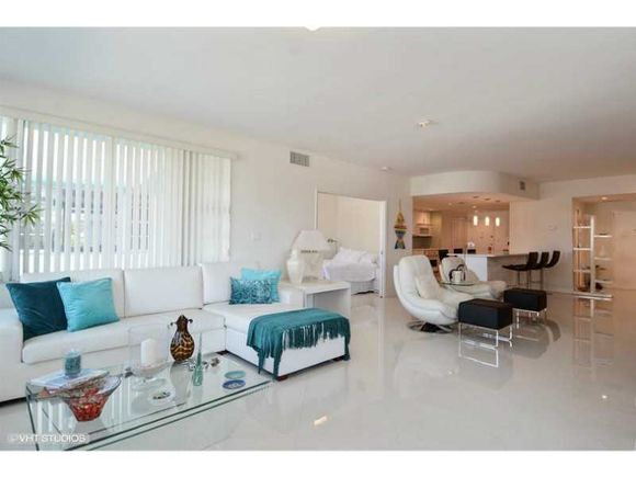 Apartamento em Frente a Praia - Collins Ave - Millionaires Row - Miami Beach - $499,000 