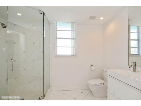 Apartamento em Frente a Praia - Collins Ave - Millionaires Row - Miami Beach - $499,000 