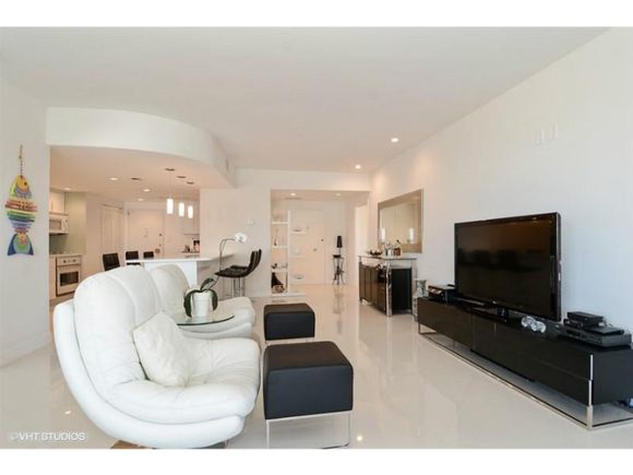 Apartamento em Frente a Praia - Collins Ave - Millionaires Row - Miami Beach - $499,000 