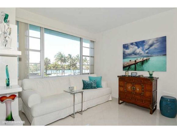 Apartamento em Frente a Praia - Collins Ave - Millionaires Row - Miami Beach - $499,000 