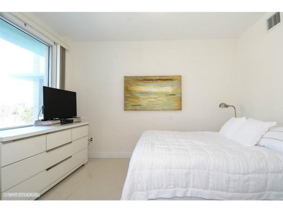 Apartamento em Frente a Praia - Collins Ave - Millionaires Row - Miami Beach - $499,000 