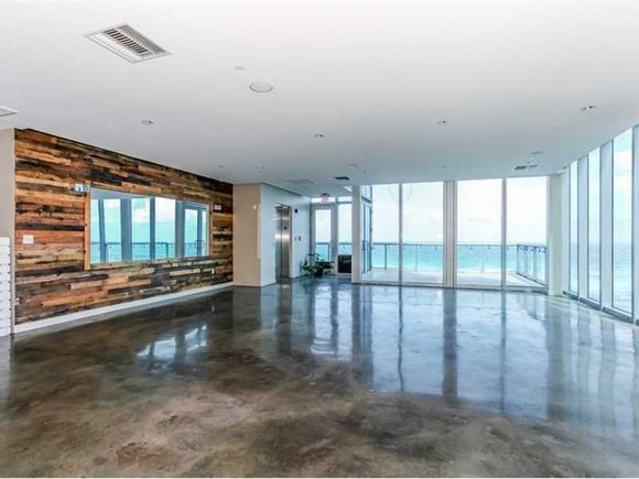 Apartamento em Frente a PRaia - Sunny Isles - Miami Beach - $499,000