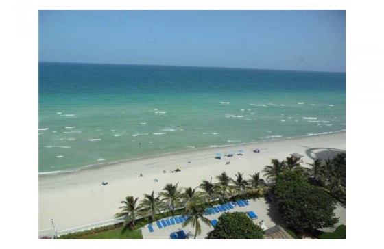 Apartamento Reformado em Frente a Praia em Hollywood Beach - Florida -$499,000