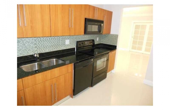 Apartamento Reformado em Frente a Praia em Hollywood Beach - Florida -$499,000