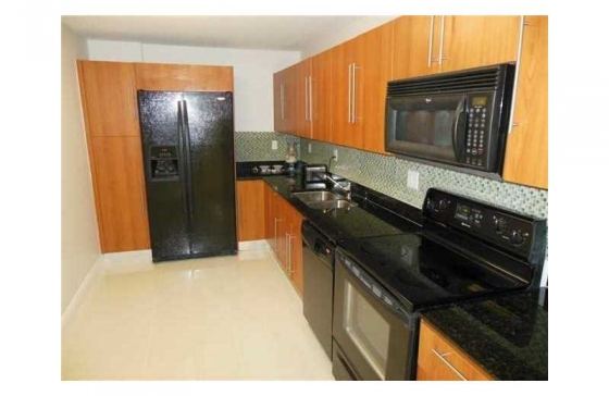 Apartamento Reformado em Frente a Praia em Hollywood Beach - Florida -$499,000