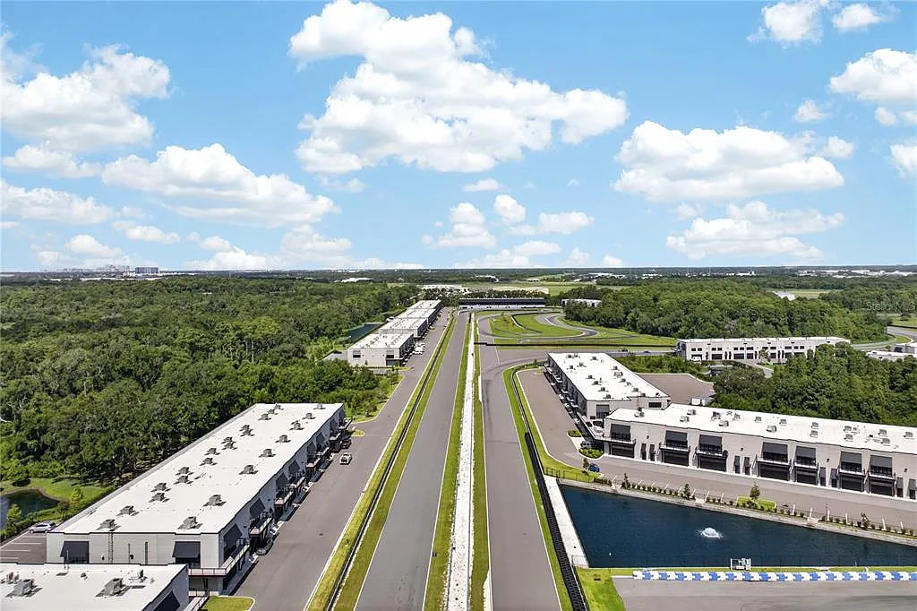 Garagem Particular na pista de corrida The Motor Enclave - Tampa, Florida $458,990