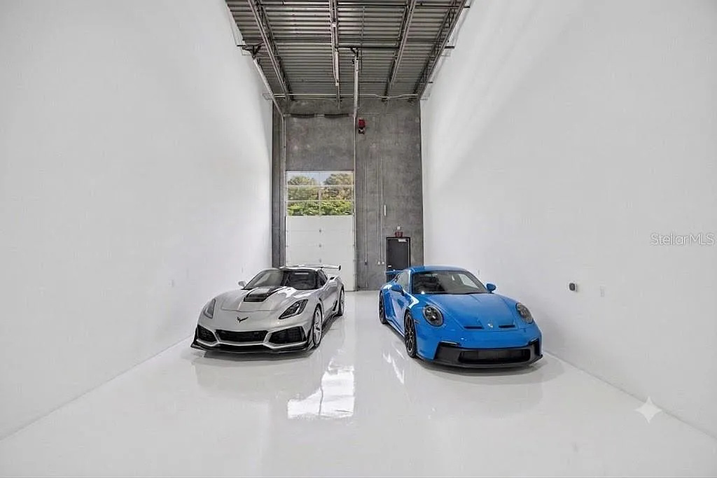 Garagem Particular na pista de corrida The Motor Enclave - Tampa, Florida $458,990
